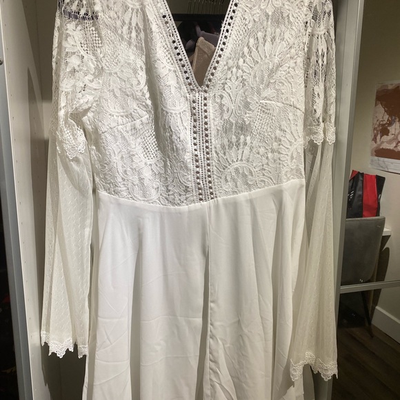 White dress open back - Picture 3 of 4